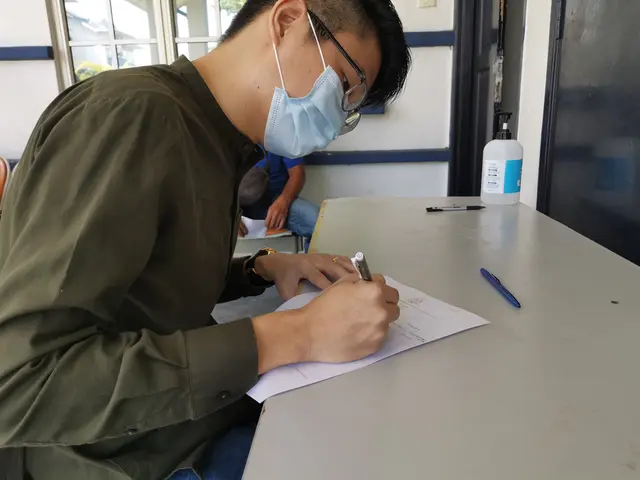 Ejen hartanah mengisi borang untuk memohon lesen