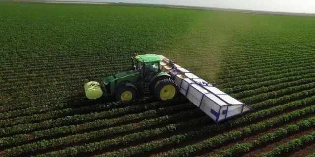人工智能:A weeding robot on the farm field