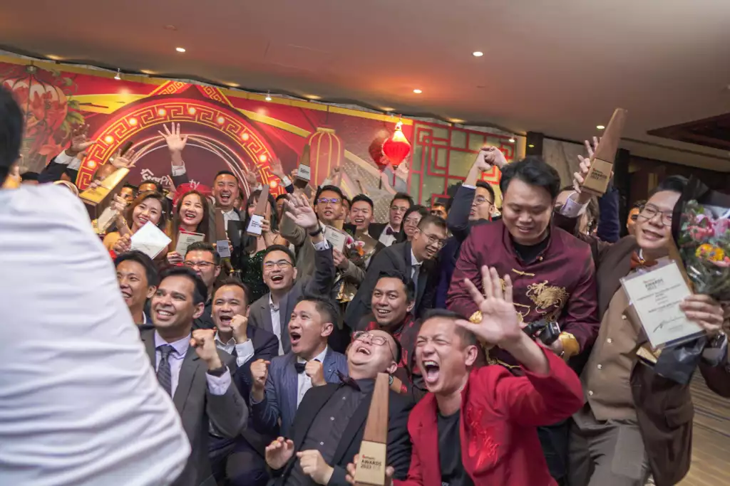 Ejen Hartanah IQI Global sedang meraikan kemenangan mereka di StarProperty Awards 2023
