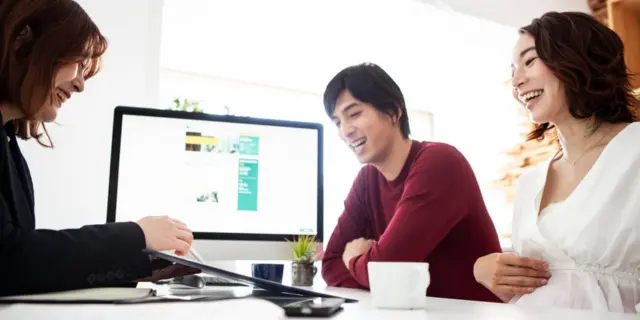 高薪职业：销售人员正为顾客解释产品