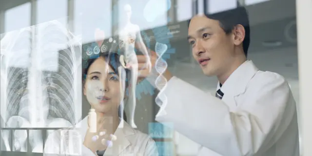 高薪职业：两位医生正研究病人的X光报告