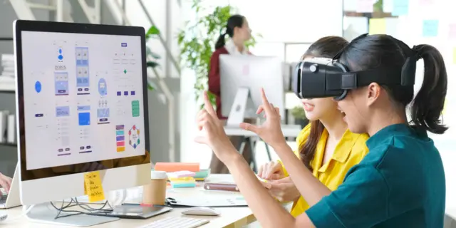 高薪职业：两名女性软件工程师正开发新软件