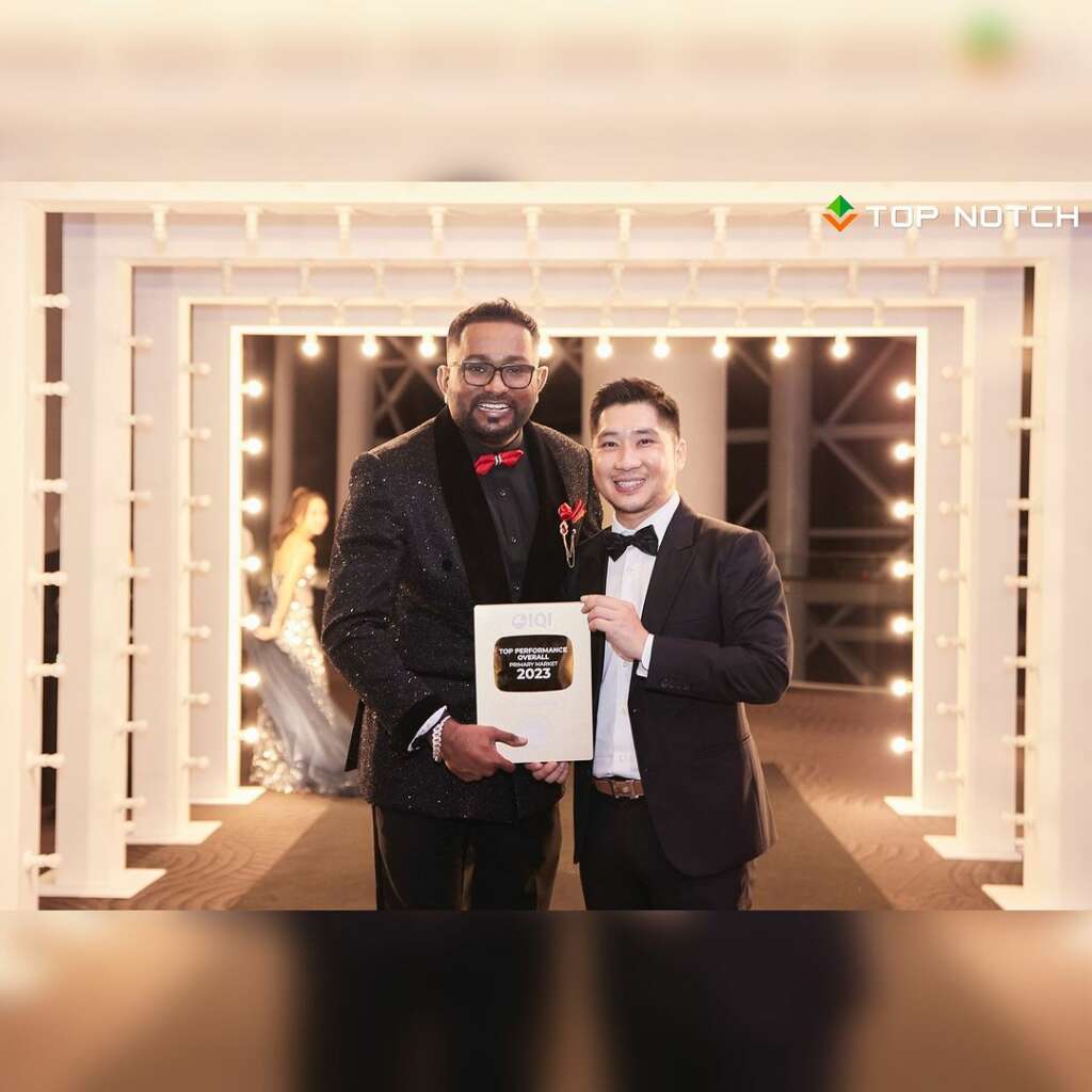 AG sasidar bersama Lennard Koay yang merupakan ketua pasukan Elite yang mengambilnya menjadi seorang perunding hartanah