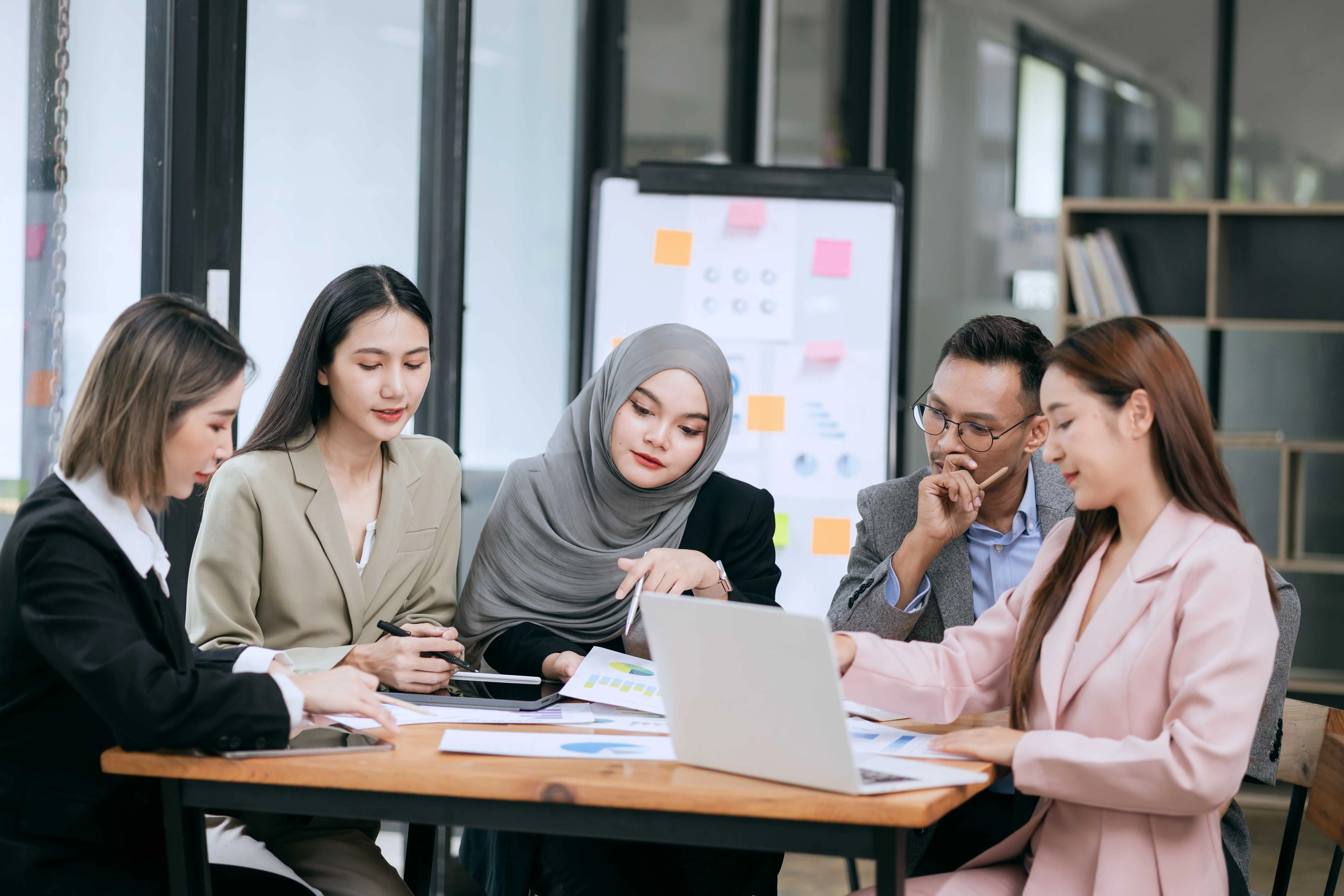 perbezaan antara gaji tetap dan komisen ialah pekerja dengan gaji tetap perlu berada di tempat kerja sepanjang waktu bekerja