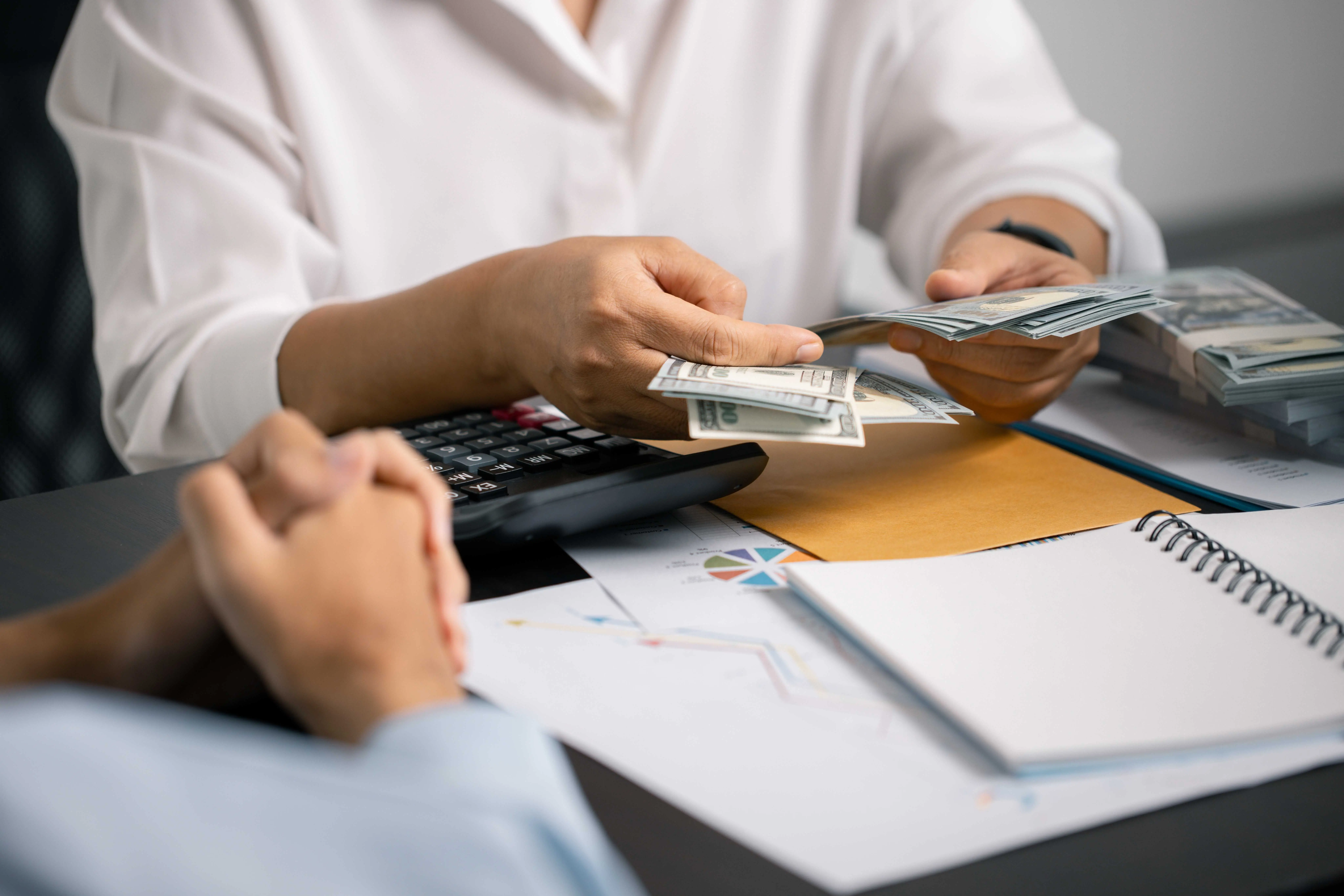 seorang majikan sedang memberi elaun kepada pekerja