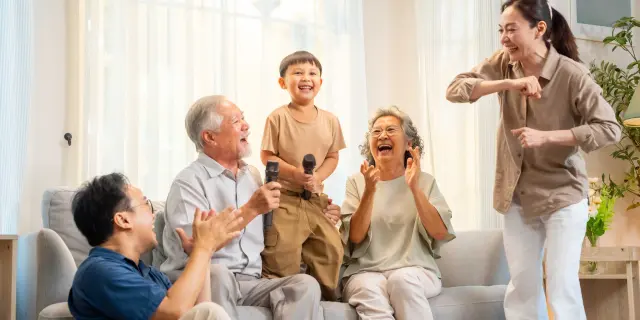 Keluarga gembira di ruang tamu melambangkan trend pembeli rumah yang memilih kediaman berhampiran RTS Link dan JS-SEZ demi keselesaan, keselamatan, serta kualiti hidup lebih tinggi.