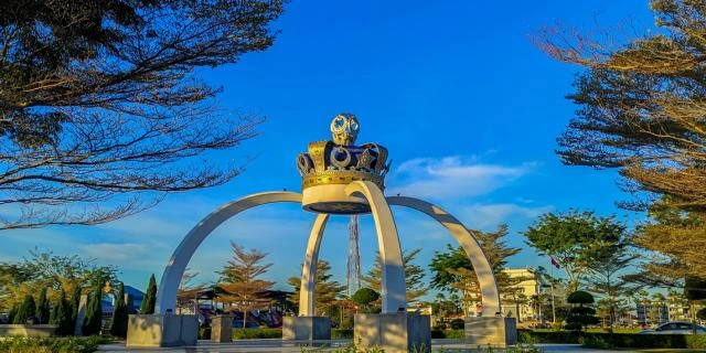 Why did Johor Become Attractive Compared to Singapore