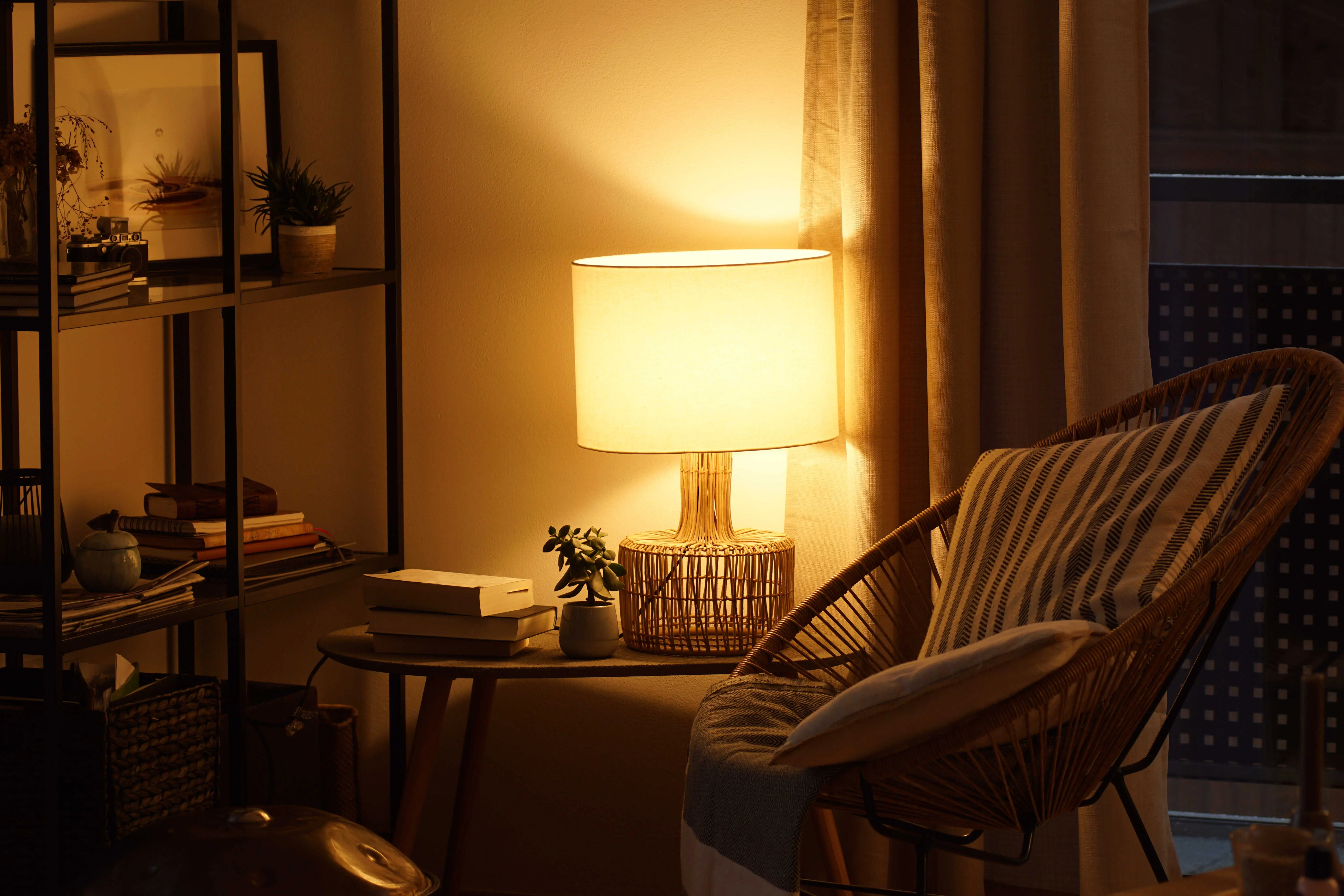 lampu meja dengan penggunaan lampu kuning ataupun warm tone boleh jadi reka bentuk dalaman rumah yang sangat tenang