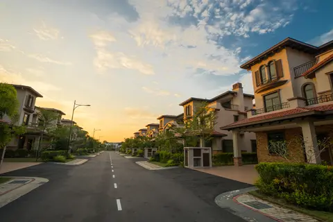 Are you looking to buy your home home but don't know where to start? Here are 7 important tips to know to start off on the right foot!