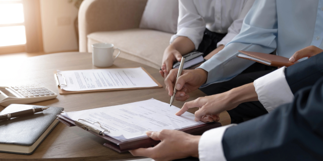 menandatangani kontrak