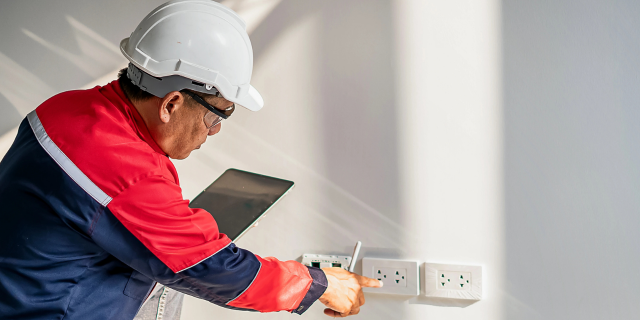 pemeriksa profesional memeriksa kecacatan rumah