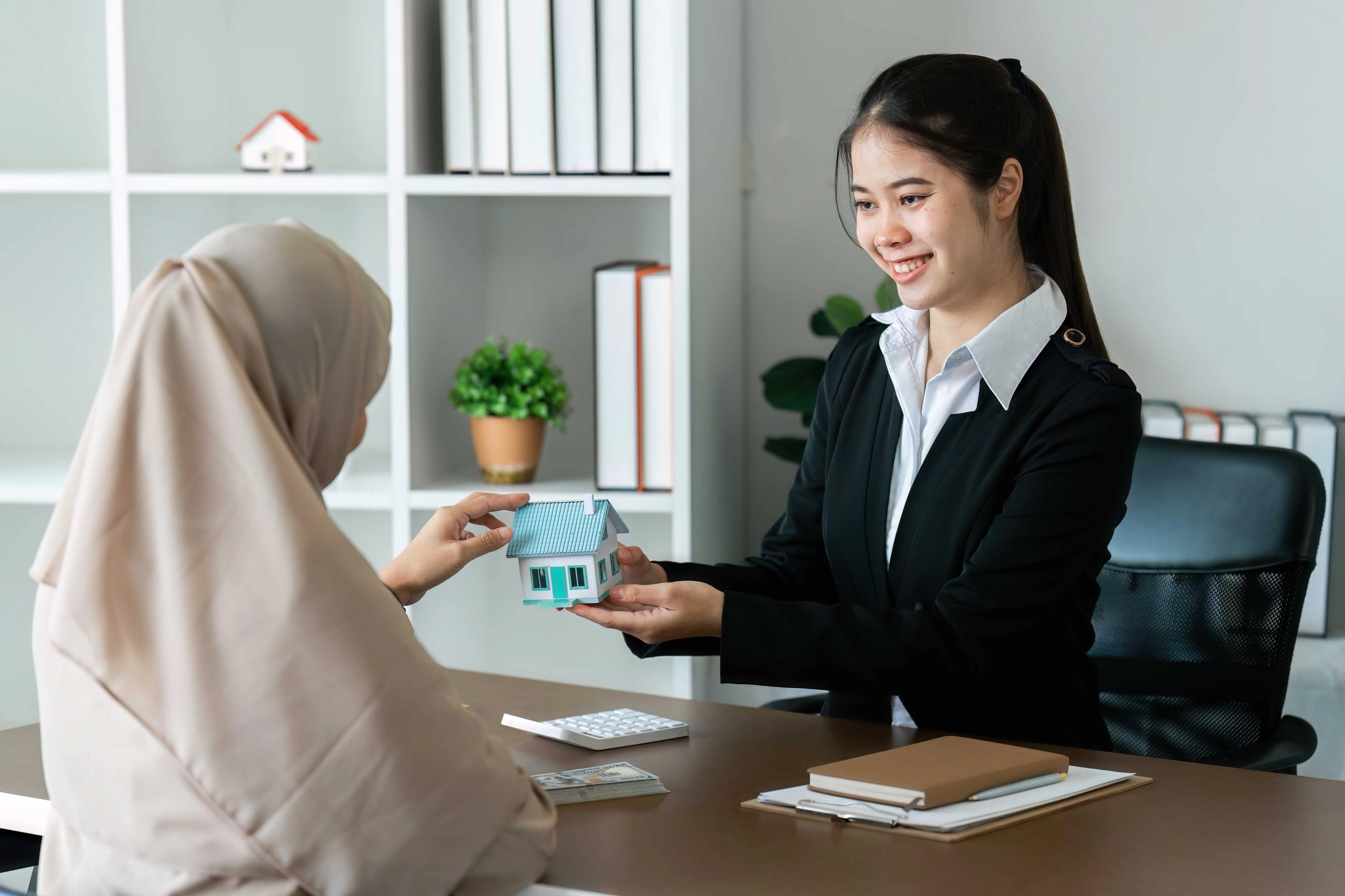 seorang ejen hartanah sedang melakukan sale
