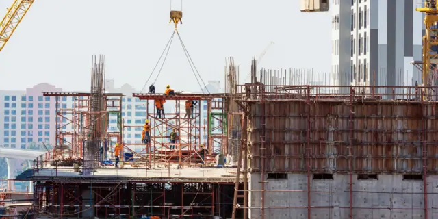 建筑商在建造房子将用到大量电力，当电费涨价将提高运营成本，从而推高房价。