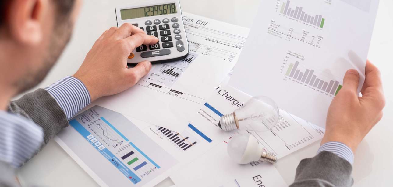 seorang lelaki sedang mengira yuran pengurusan kondo