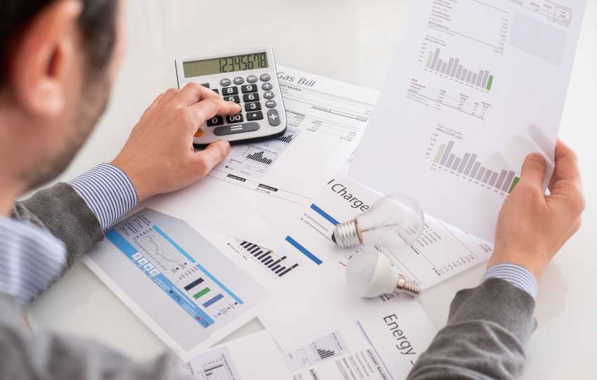 seorang lelaki sedang mengira yuran pengurusan kondo