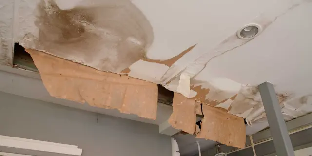 Bumbung kondo pecah dan berkulat akibat yuran pengurusan rendah yang tidak mampu menampung kos penyelenggaraan