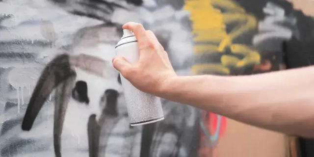 Kesan aktiviti vandalisme pada dinding sebuah kondo disebabkan kelemahan pengurusan