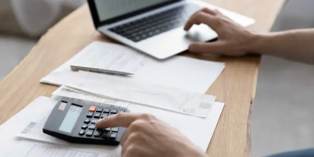 Pemilik rumah menyemak bajet dan kemampuan bulanan untuk membayar yuran pengurusan kondo