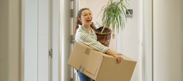 单身女孩开心地搬入自己的新家