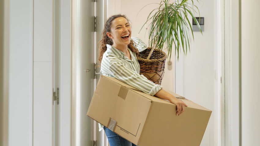 单身女孩开心地搬入自己的新家