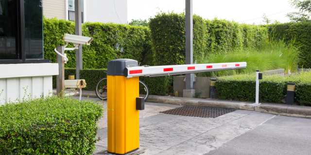 公寓的保安亭旁居民汽车的出入口