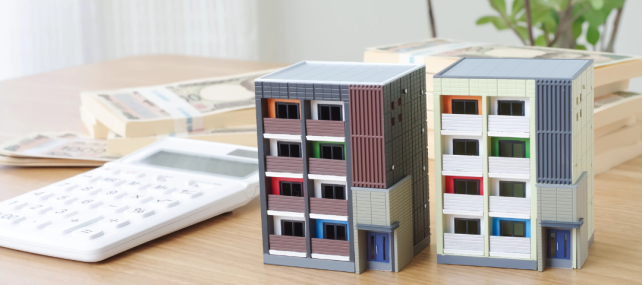 公寓模型，几叠钞票和计算机