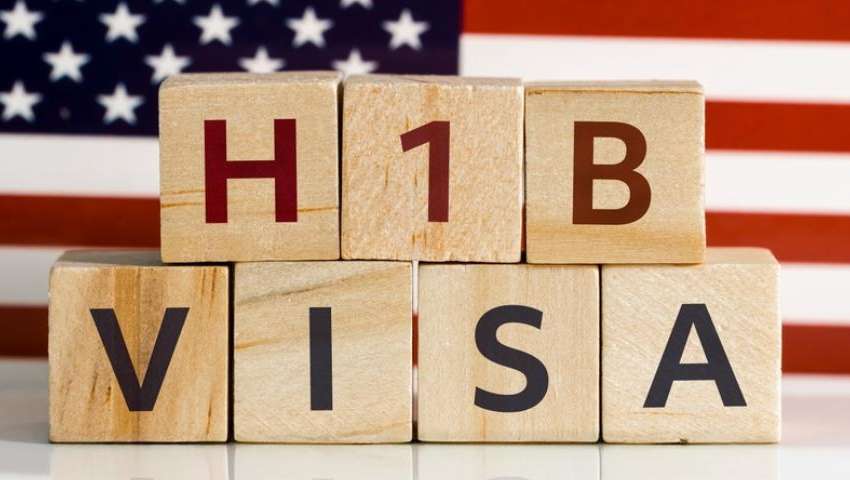 特朗普总统将企业的H-1B签证申请人支付的费用提高至10万美元。