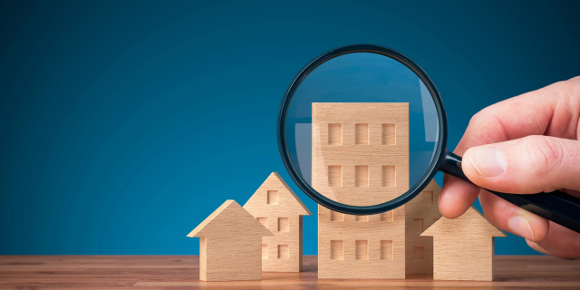 模型屋子和放大镜