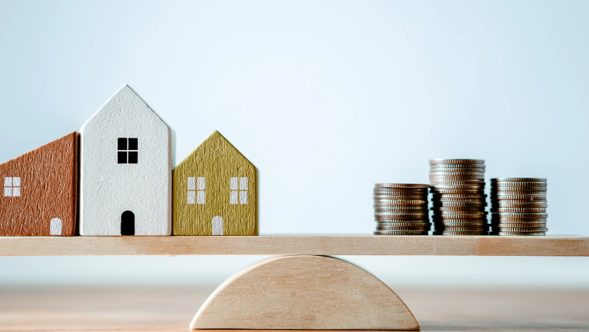 摆在秤上的模型屋和硬币