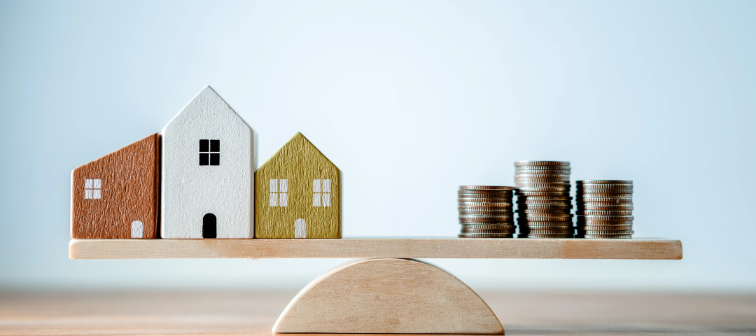 摆在秤上的模型屋和硬币