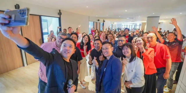 Calvin和来参加讲座的观众合影