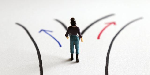 年轻女生在交叉路口