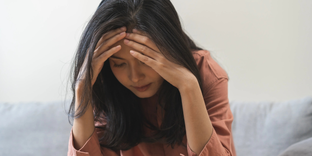 年轻女孩在烦恼