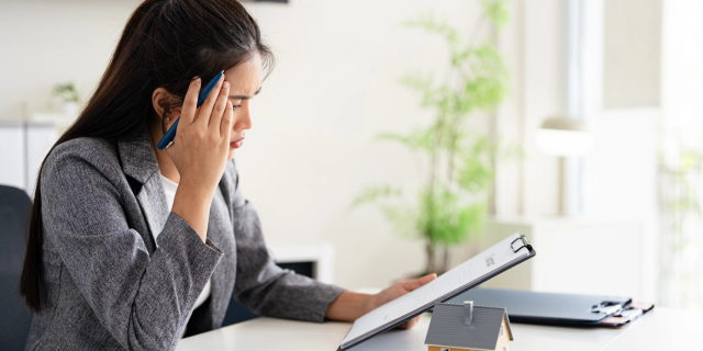 年轻女房地产中介在烦恼