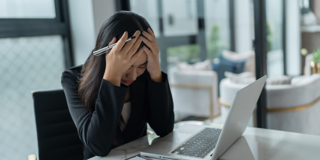 年轻工作人在烦恼