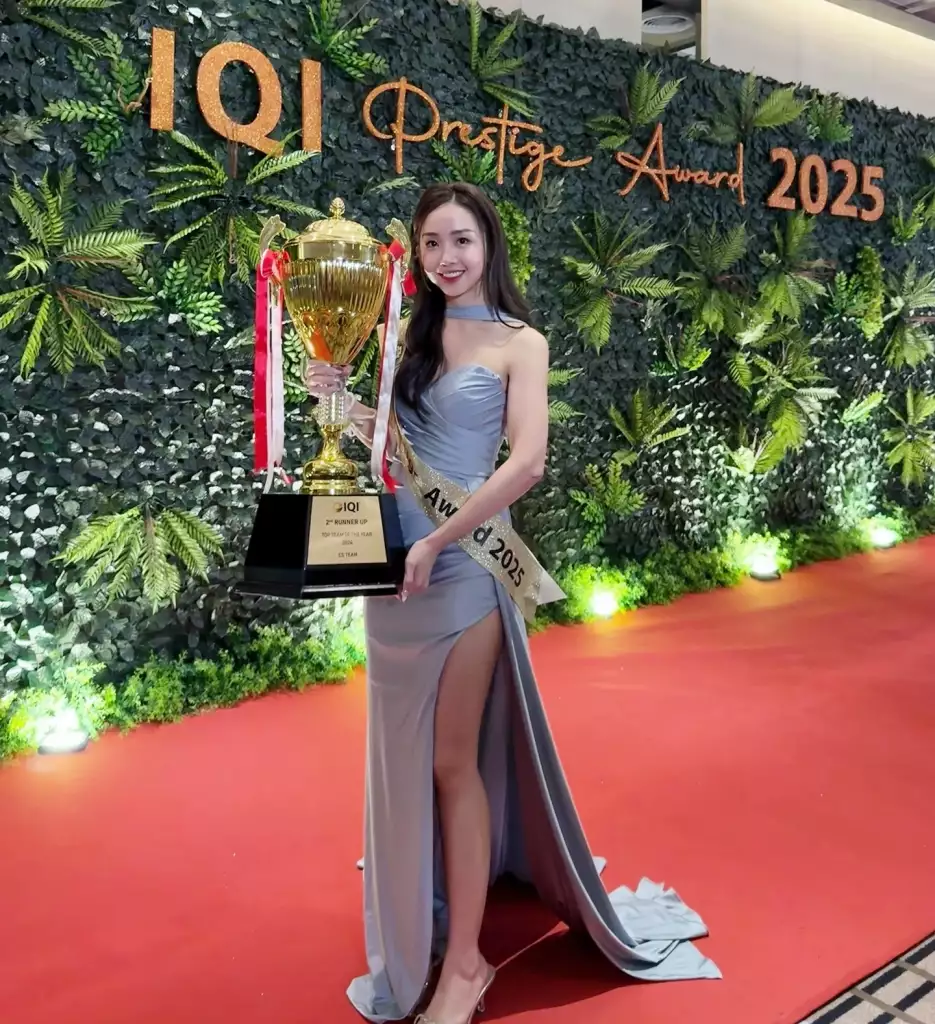 Cathryn抱着大奖杯