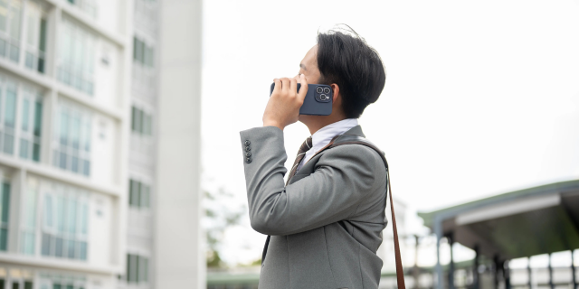 年轻房地产中介在住宅项目前打电话