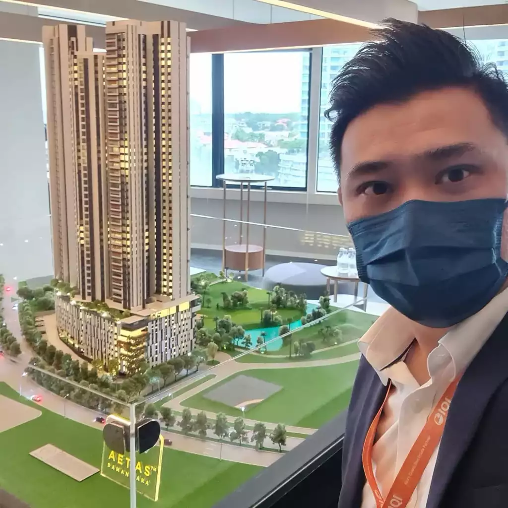 Ven Tee和住宅项目模型的自拍