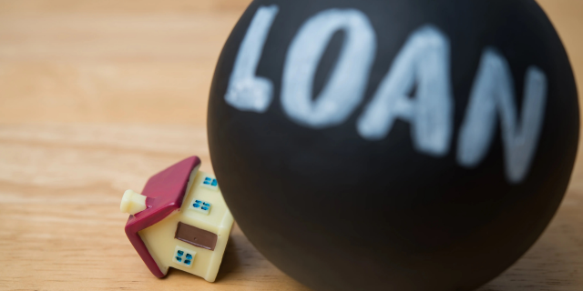 贷款球打翻了房子