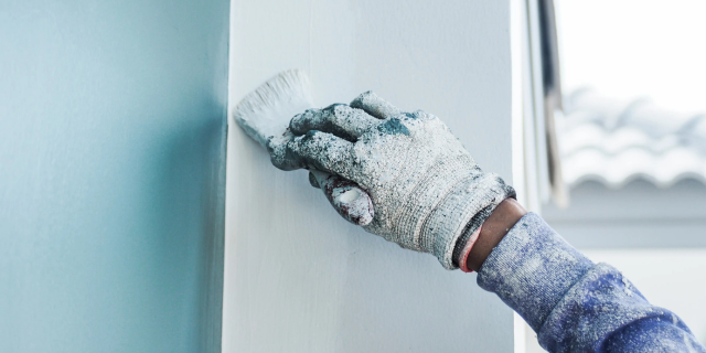 一支正在做油漆工作的手