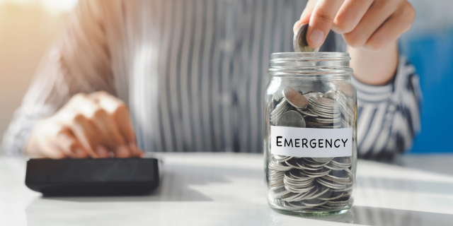 一个人正在储存应急资金
