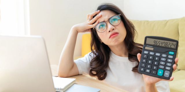 女孩因为计算机上的数额烦恼