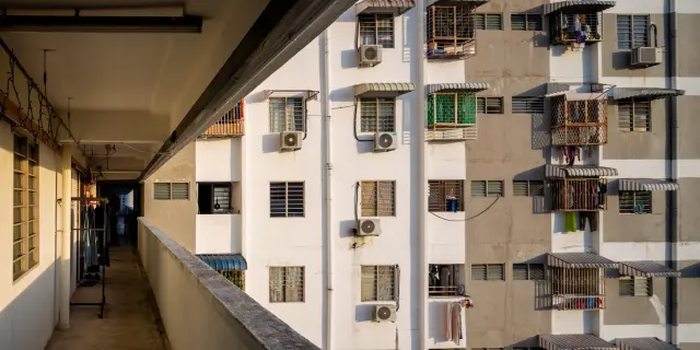 Pangsapuri kos sederhana di Malaysia melambangkan cabaran kemampuan memiliki rumah apabila harga hartanah meningkat lebih cepat berbanding pendapatan isi rumah.