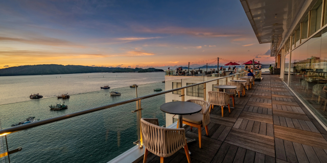 酒店外阳台有着很棒的海景