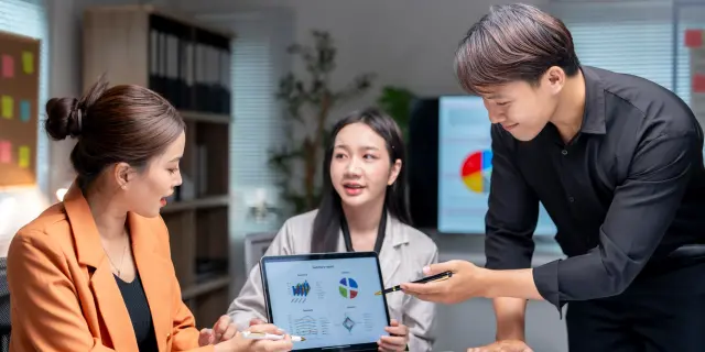 Gen Z dan Milineal sedang berbincang strategi pelaburan