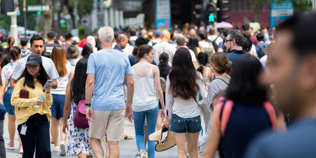 路人在一条街上来来往往