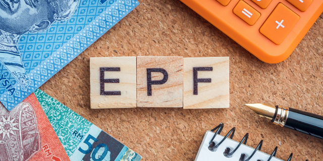 EPF木块，几张马来西亚纸钞，笔记本，计算机，钢笔