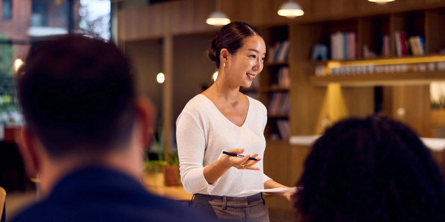 女性当房产中介并不容易，但她们靠自己与平台赢得真正的底气