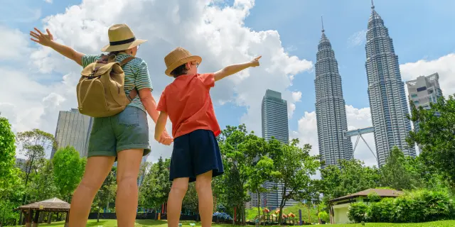 pelancong menikmati keindahan malaysia