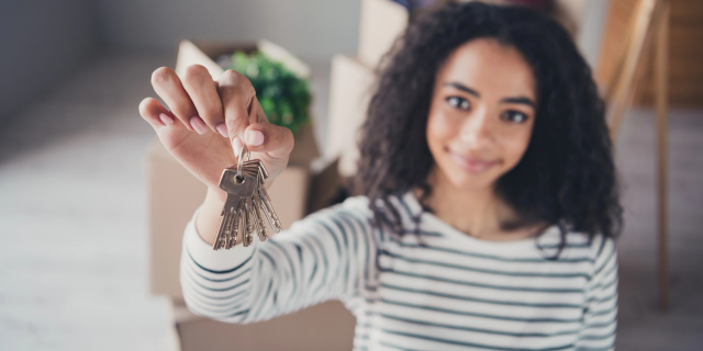 大学生手握公寓钥匙